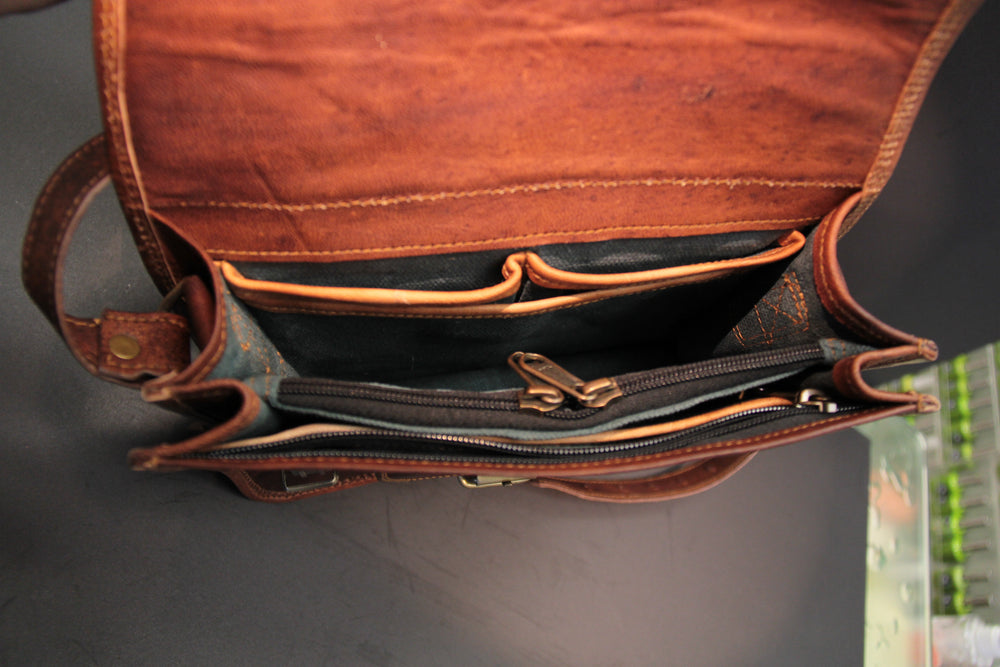 
                  
                    Charger l&amp;#39;image dans la galerie, Avani - Wide Satchel Double Gusset
                  
                